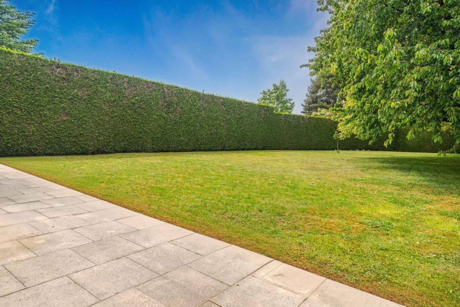 Villa familiale avec vue sur le lac, piscine intérieure et grand jardin