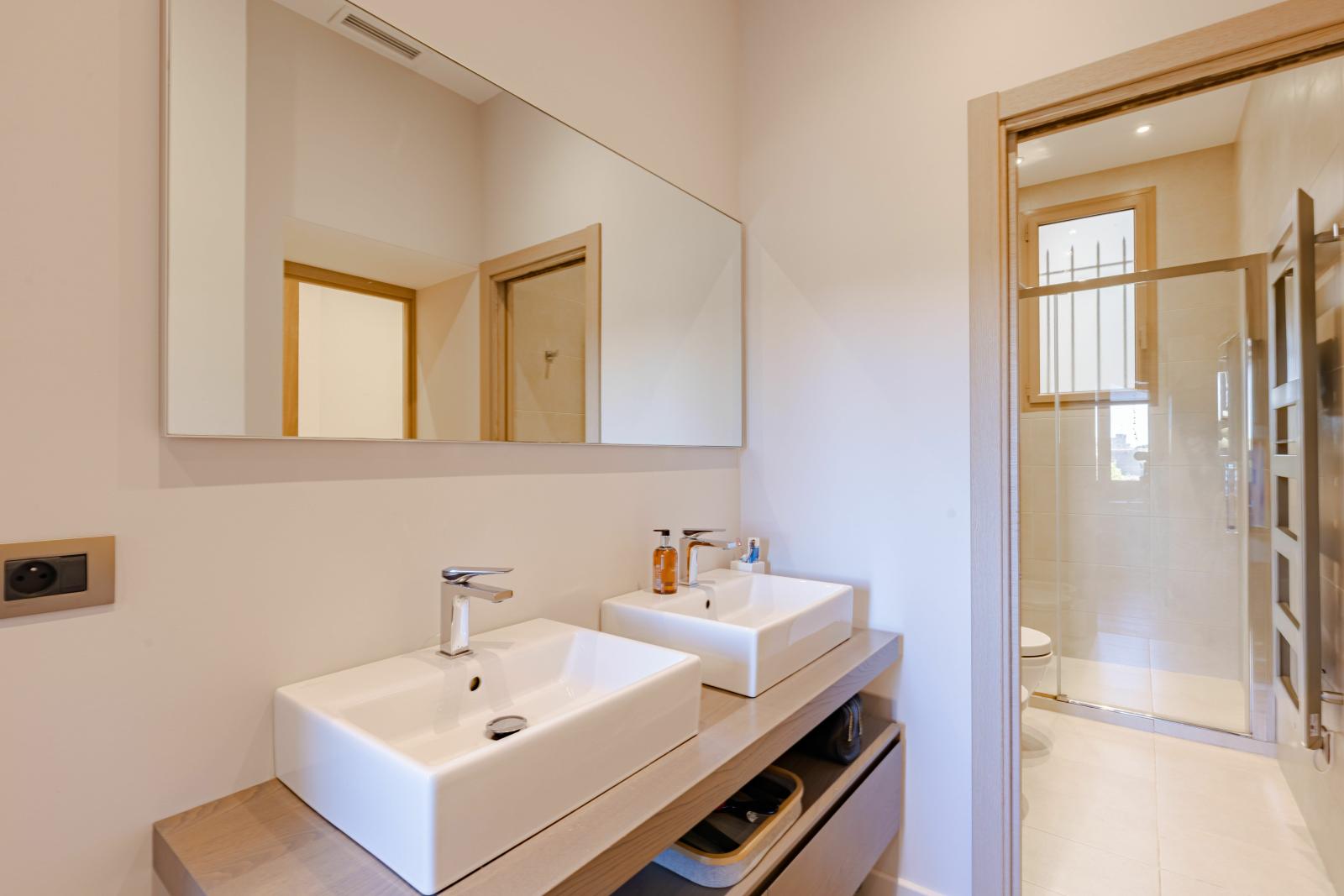 SPACIEUX 2 PIECES AVEC TERRASSE ET VUE MER