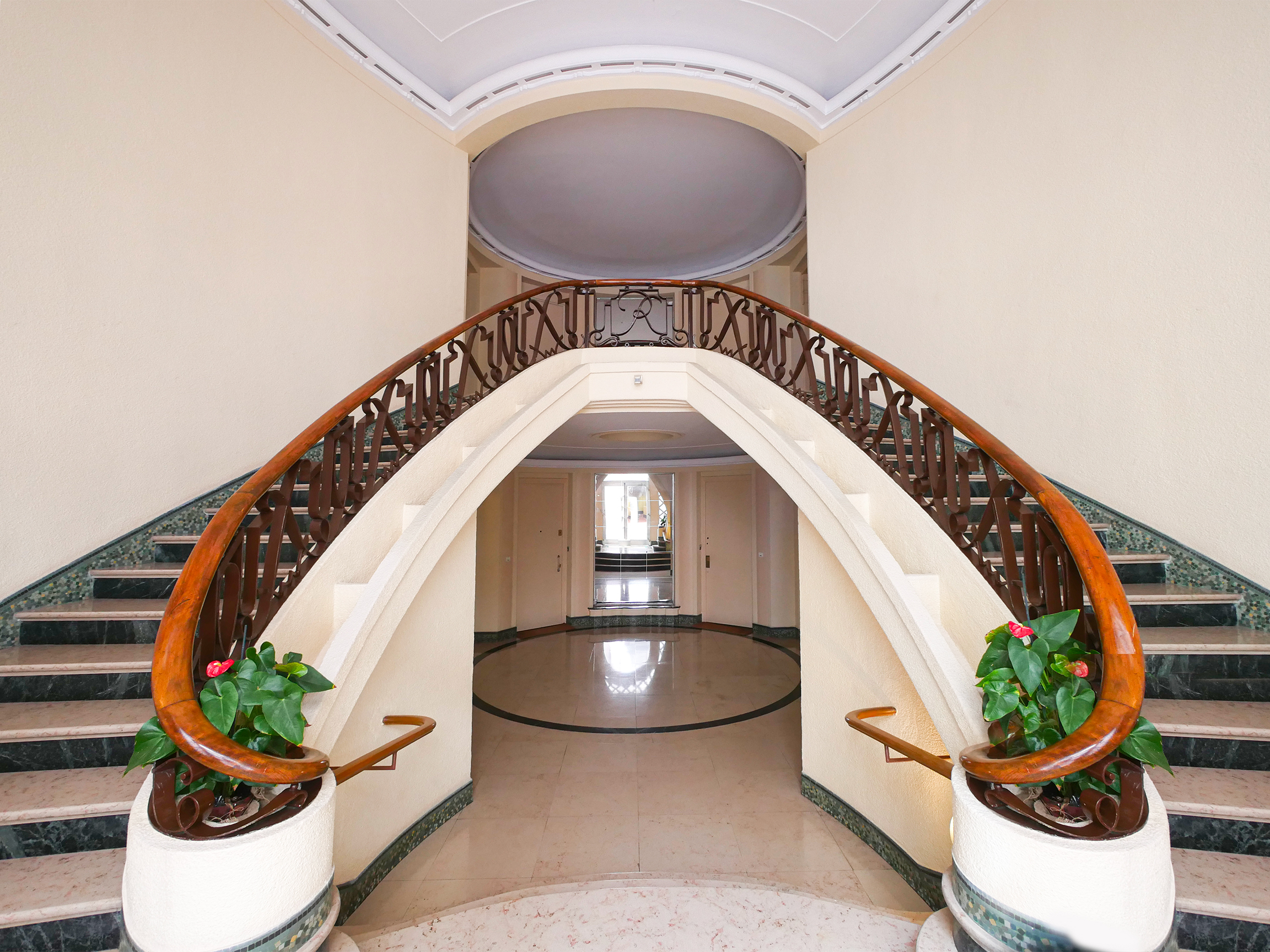 qVbCK_immeuble-rotondes-hall-1628241209.jpg