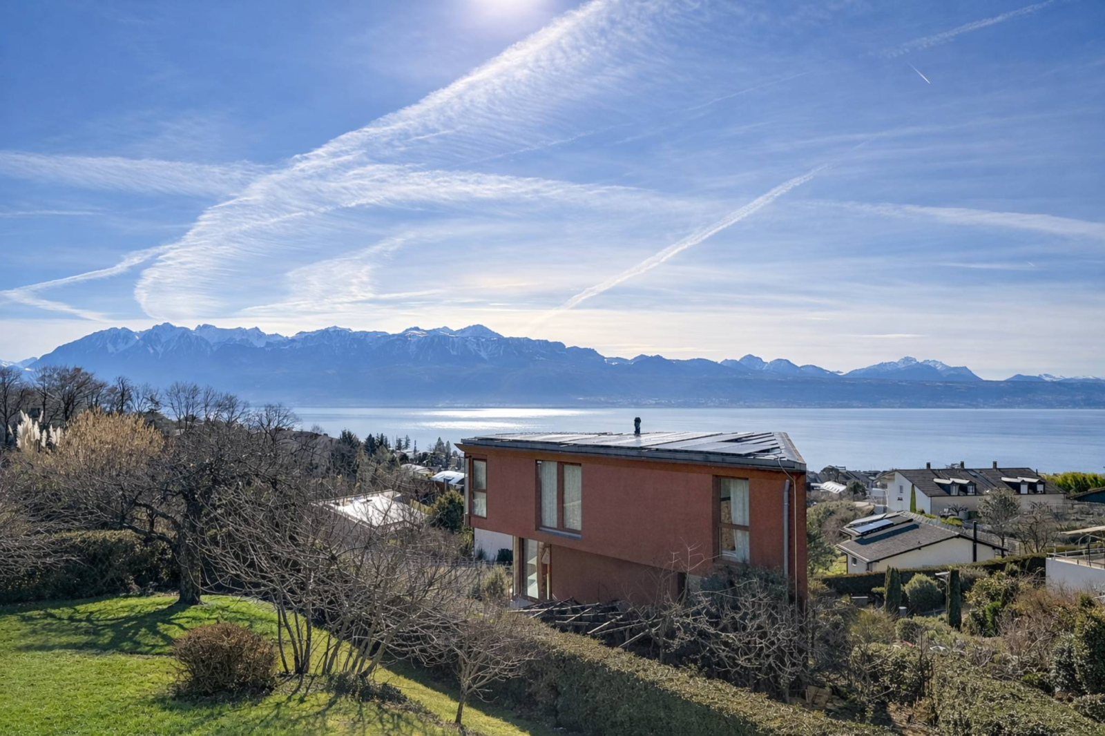 Lutry-Sud : Villa individuelle de 165 m² avec vue sur le lac. A rénover, fort potentiel