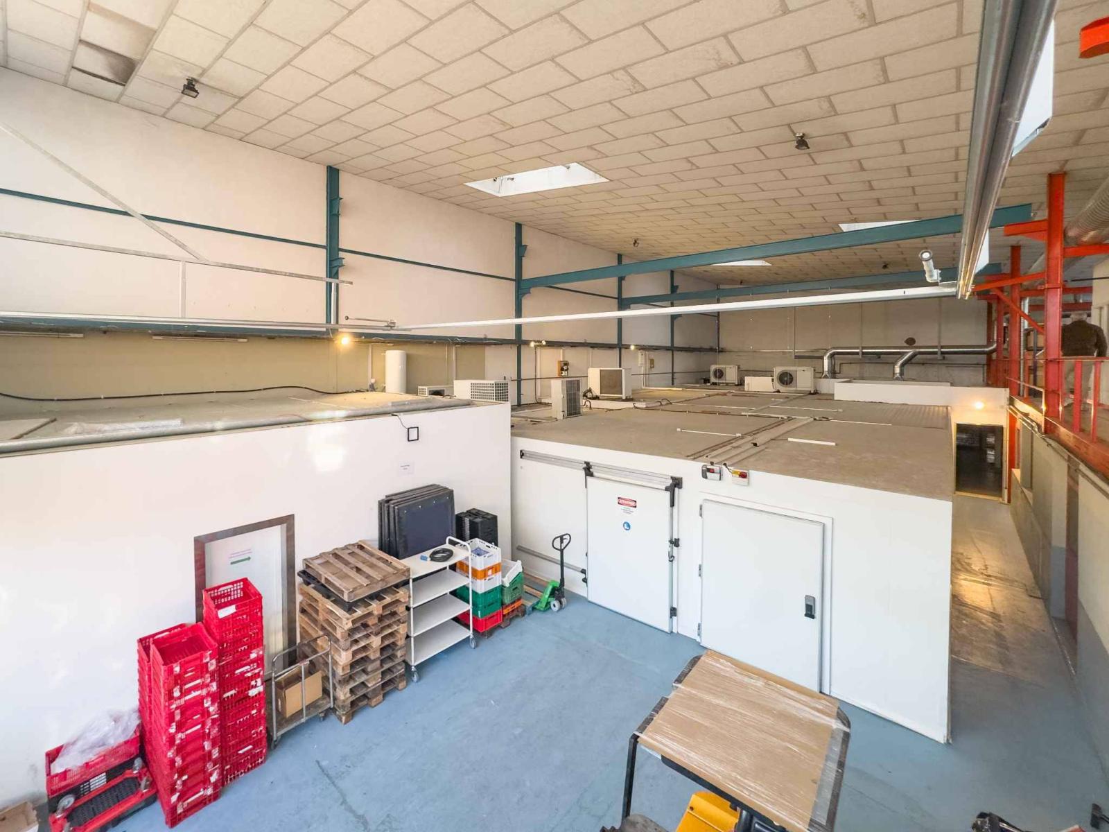 Atelier / logistique avec grande hauteur et mezzanine – Meyrin