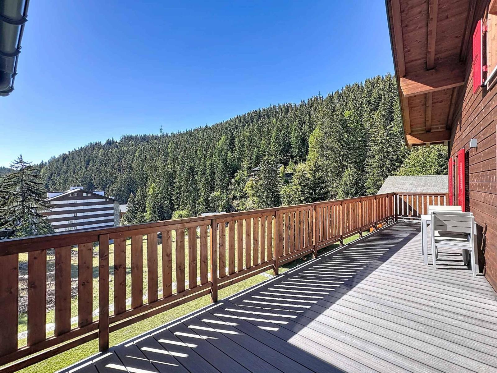 CHALET DE 15,5 PIÈCES
COMPOSÉ DE TROIS APPARTEMENTS INDÉPENDANTS