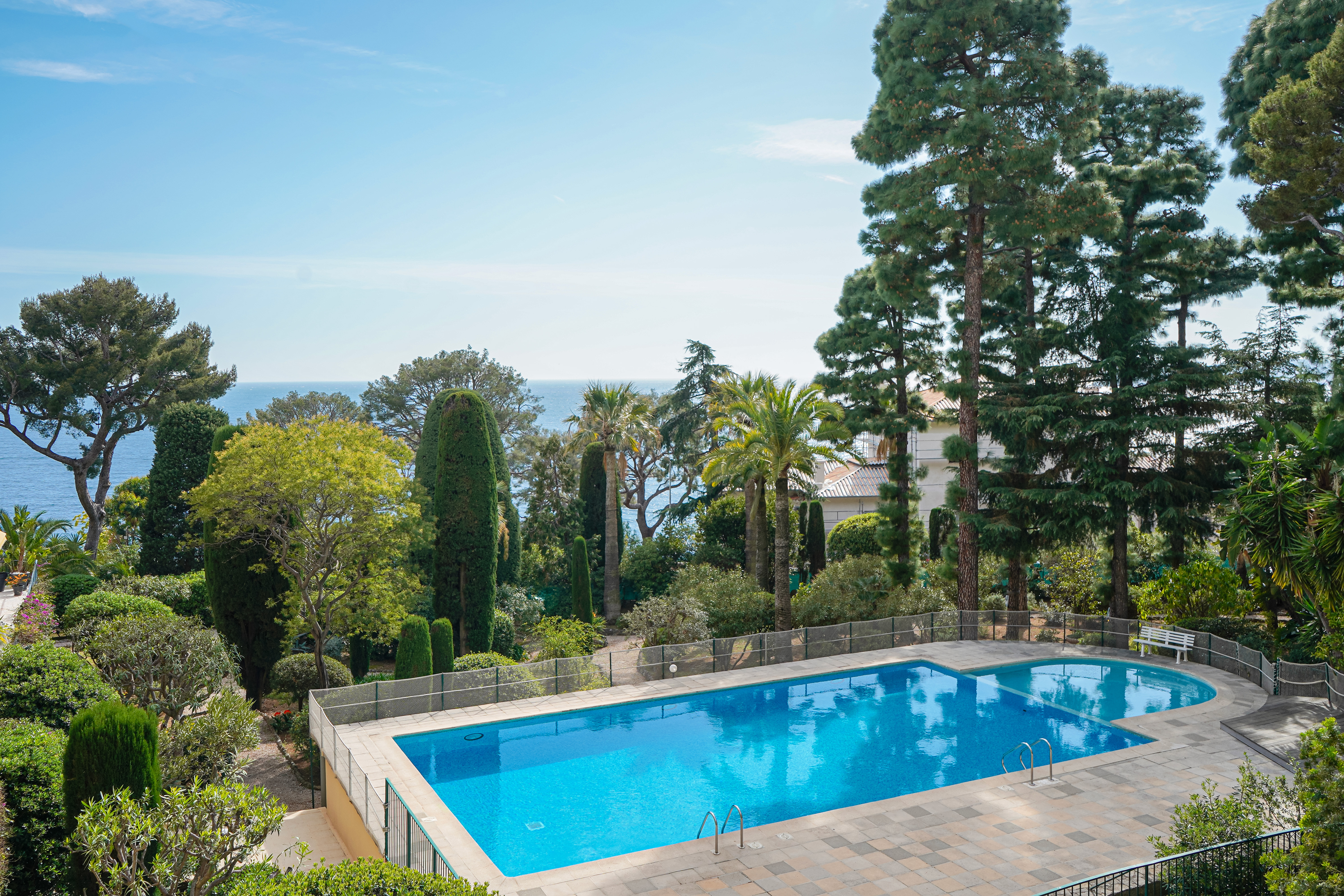 rKEUE_r2-piscine-cap-d-ail-valeri-agency-1774451026.jpg