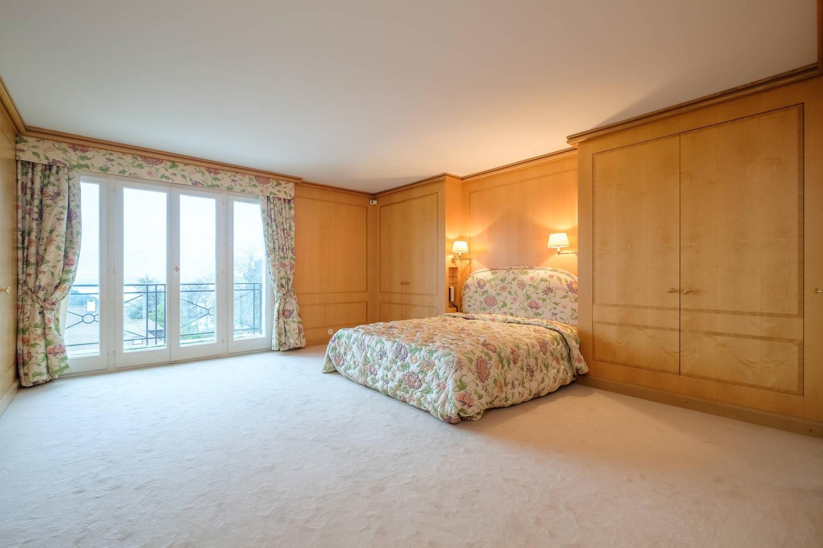 Vaste maison de maître divisée en 2 logements avec vue lac