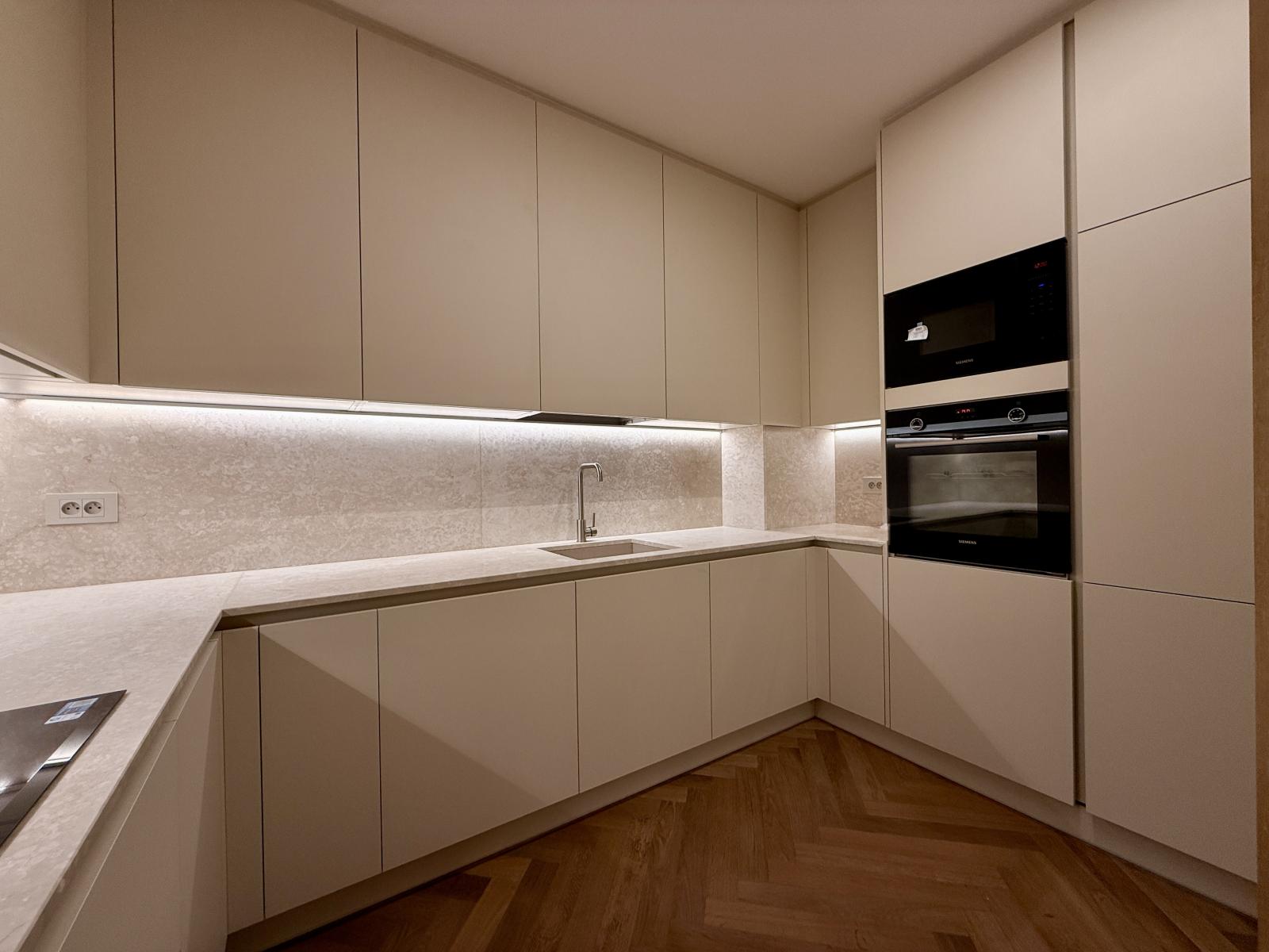 PORT- ENTIEREMENT RENOVÉ- 3 PIECES- SUFFREN