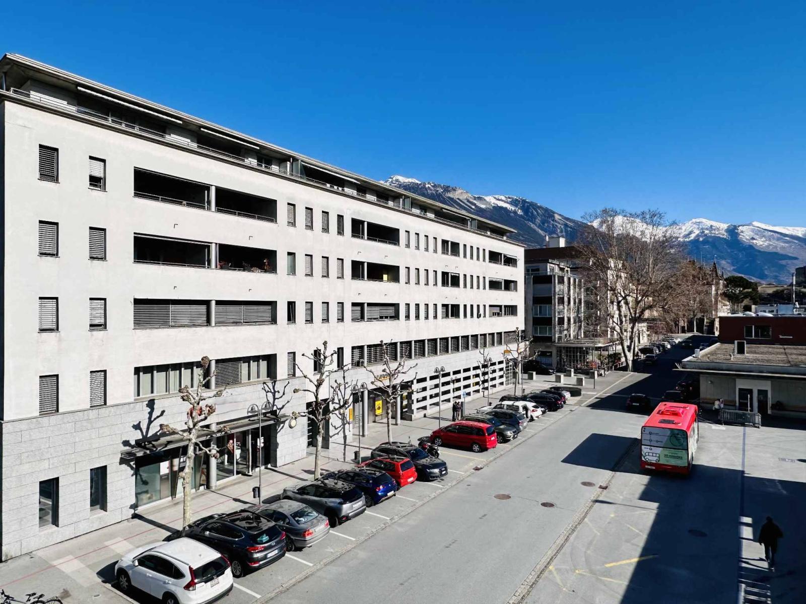 Arcade de 177 m2 idéalement située en face de la gare de Sierre 