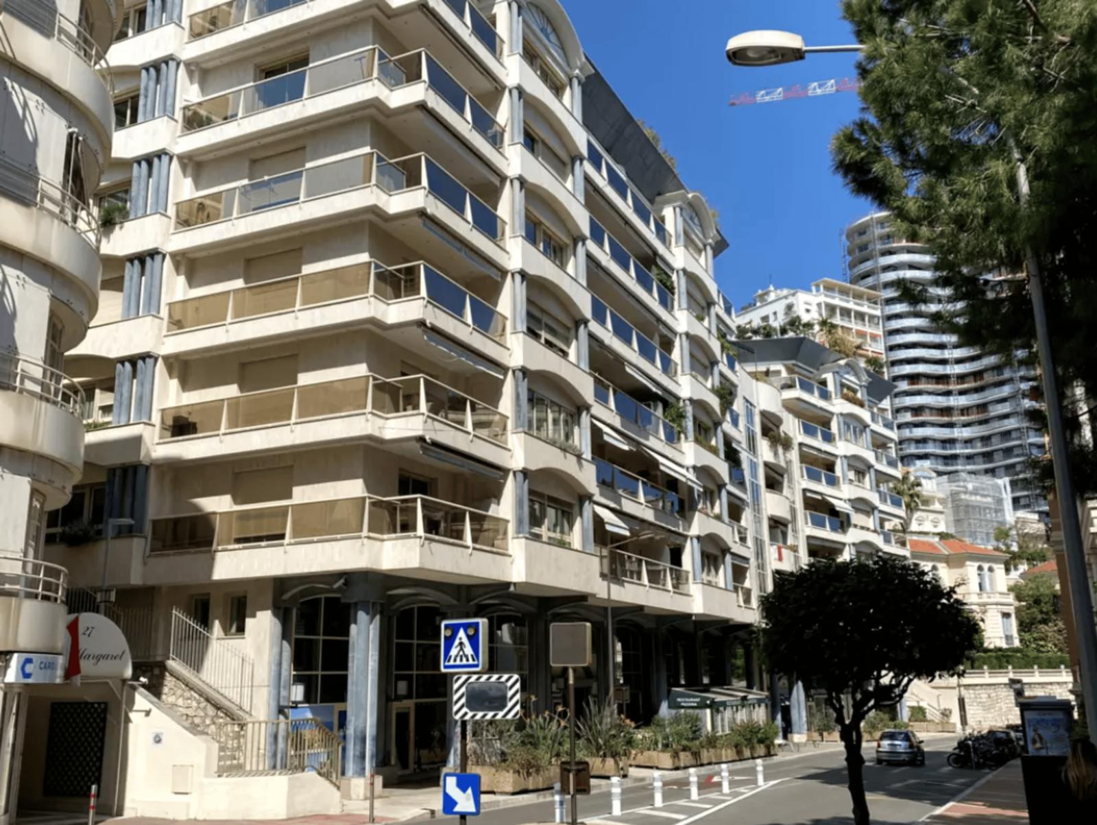 ROCAZUR : grand bureau meublé de 5 pièces