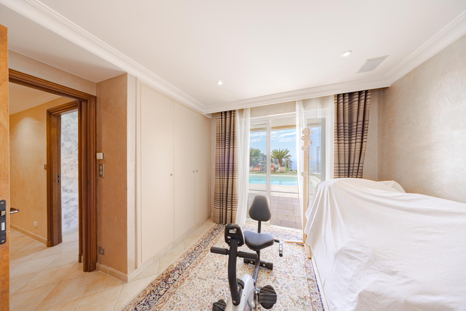 DEUX VILLAS PROCHE DE MONACO AVEC PISCINE