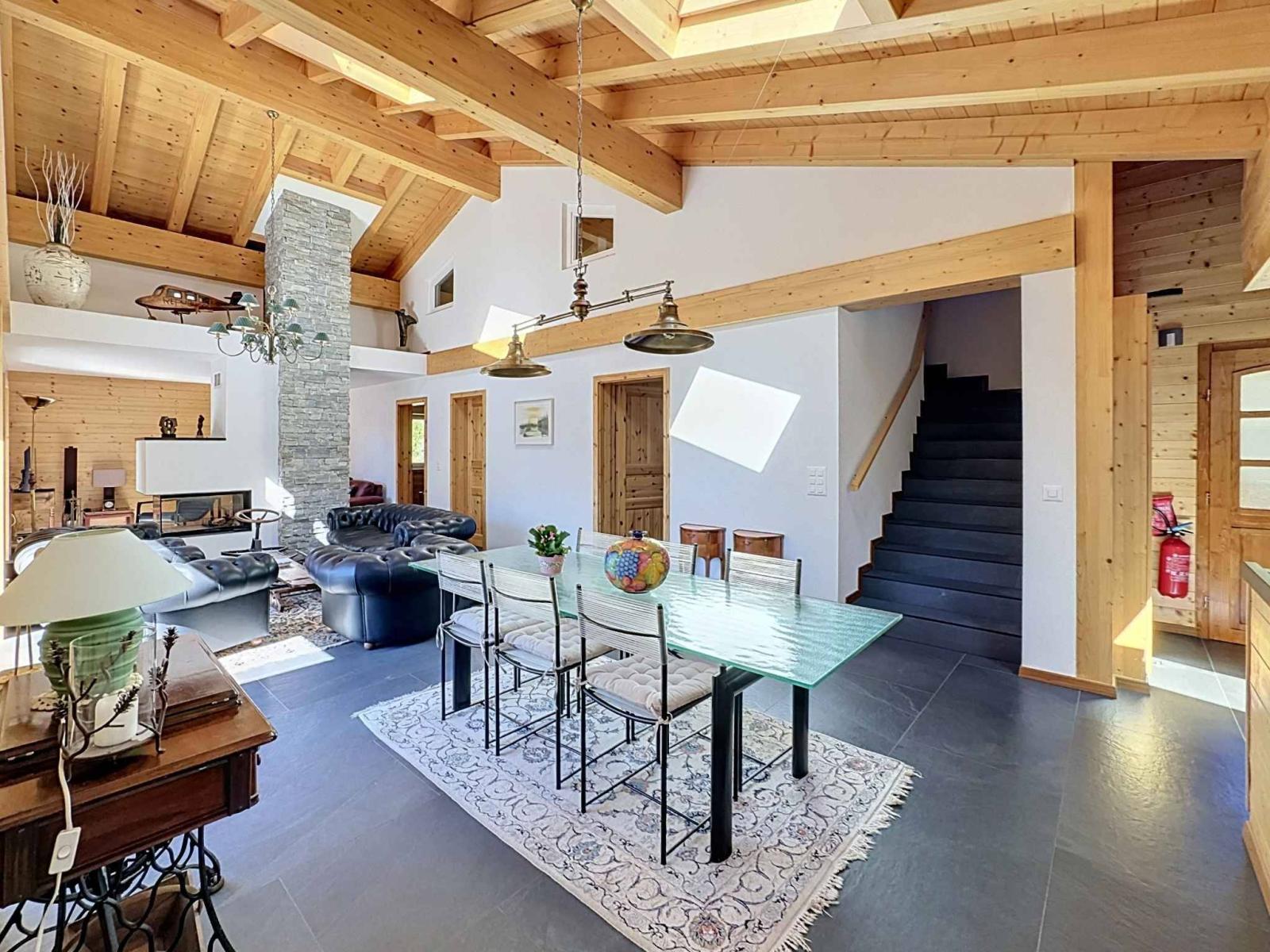 CHALET DE 15,5 PIÈCES
COMPOSÉ DE TROIS APPARTEMENTS INDÉPENDANTS