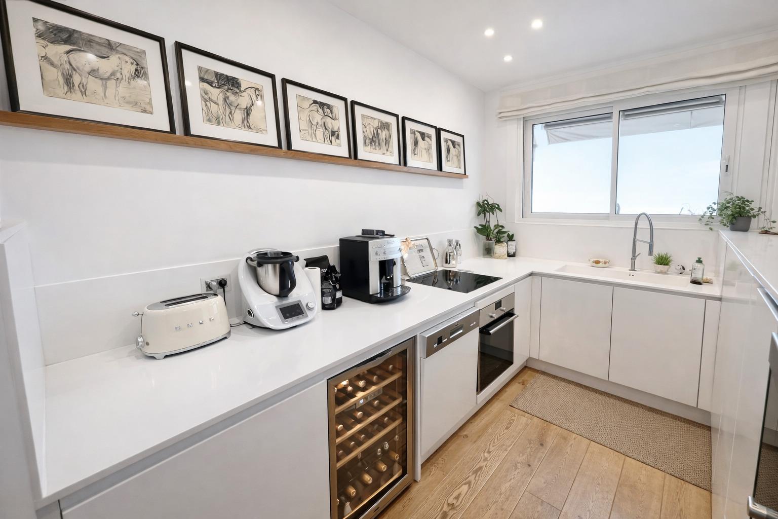 Trocadéro – Grand 2/3 pièces rénové avec vue mer, résidence avec concierge