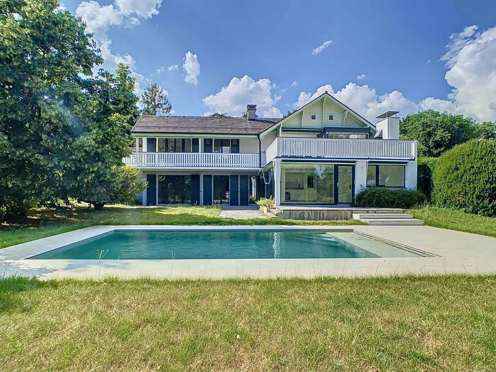 Villa individuelle entièrement rénovée avec piscine