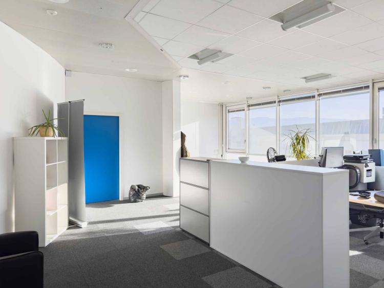 Bureau de 283 m² au 1er étage d’un bâtiment industriel au Lignon