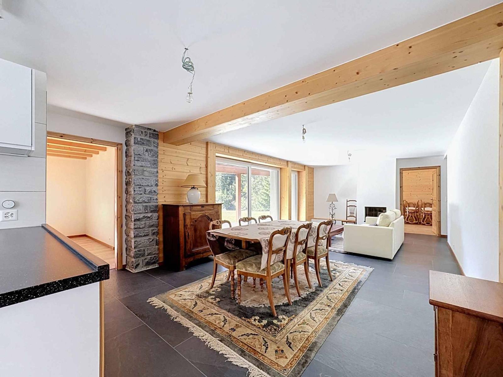 CHALET DE 15,5 PIÈCES
COMPOSÉ DE TROIS APPARTEMENTS INDÉPENDANTS