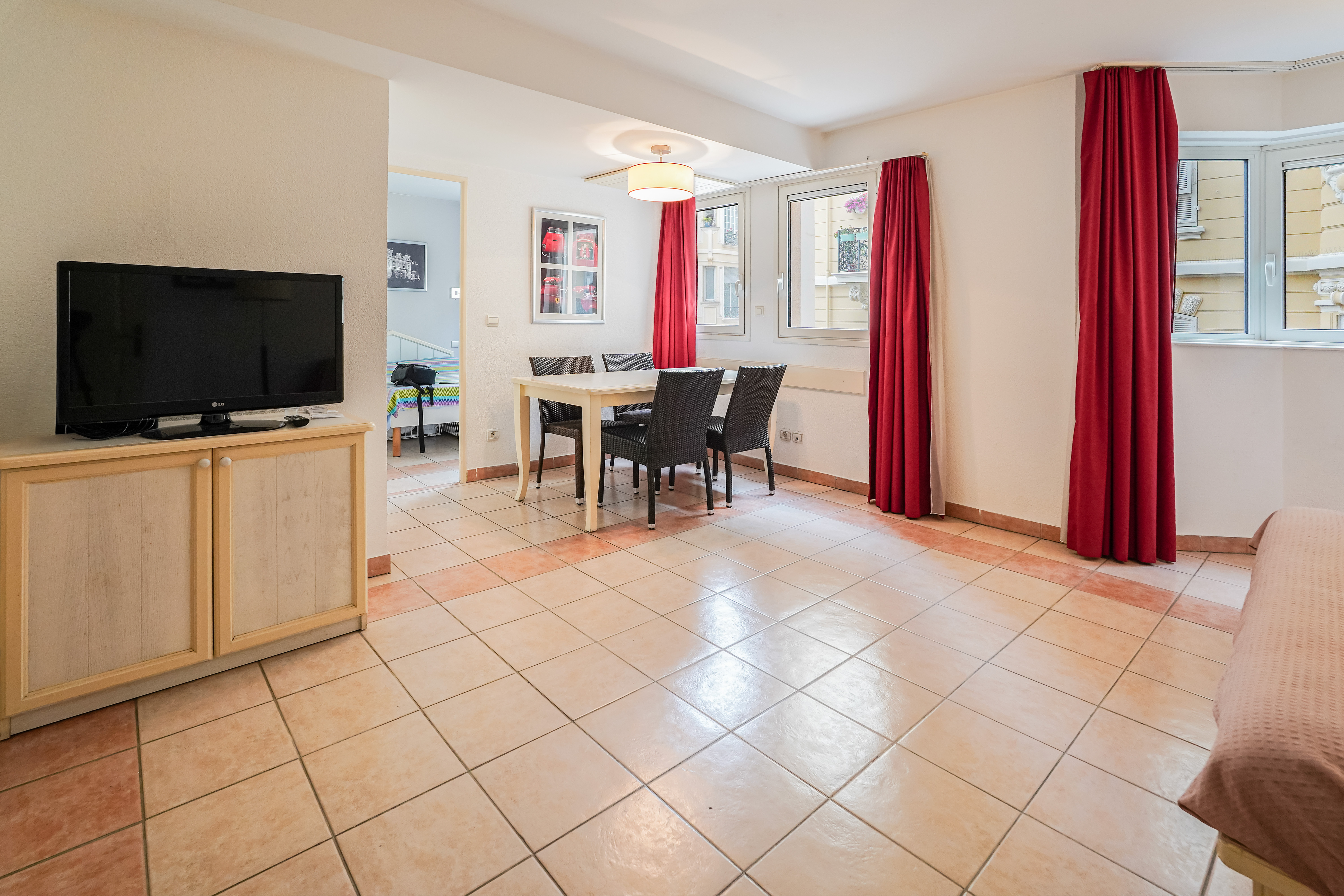 tE18y_sejour-2-beausoleil-valeri-agency-by-jm-barei-1785165935.jpg