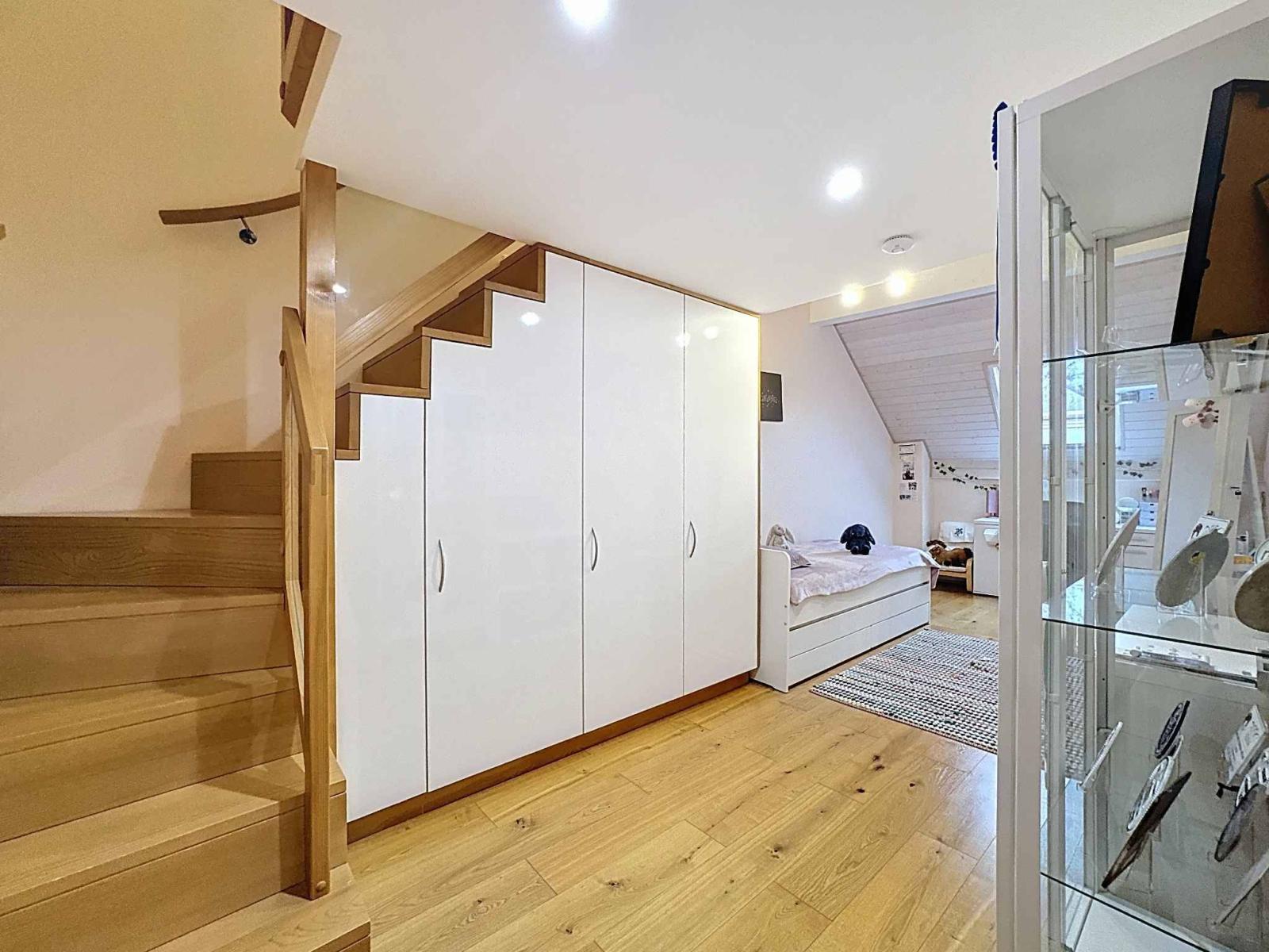 Villa mitoyenne d’exception aux volumes généreux