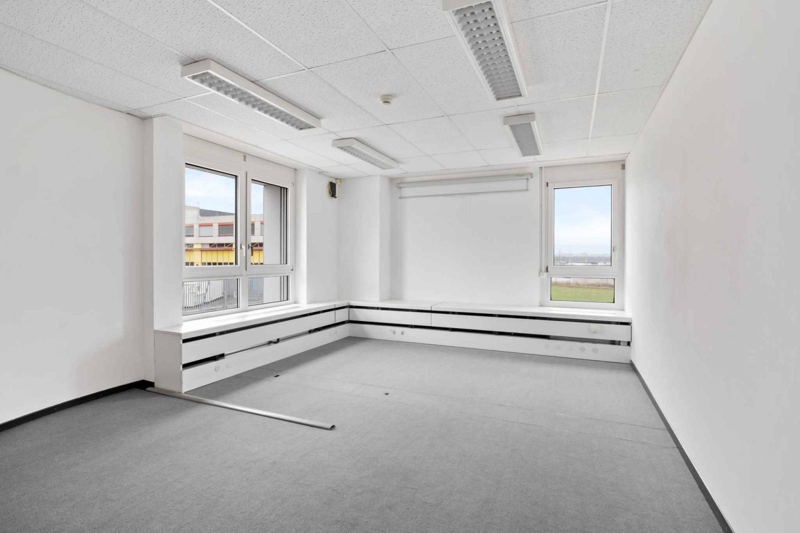 Bureaux de 484m2 lumineux à proximité de l'aéroport et de la Place des Nations