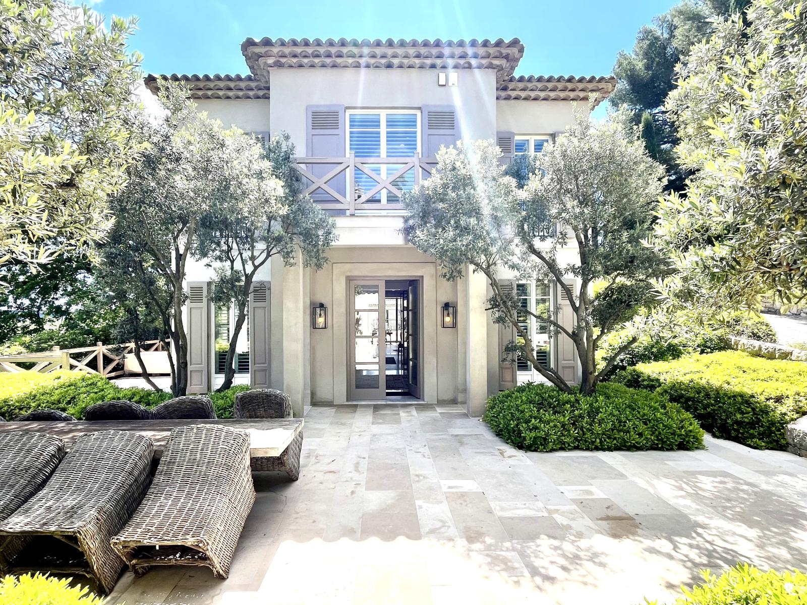 MOUGINS - BAISSE DE PRIX - VILLA DE LUXE EN EXCLUSIVITÉ - 599m2 - TERRAIN 3 100 M2