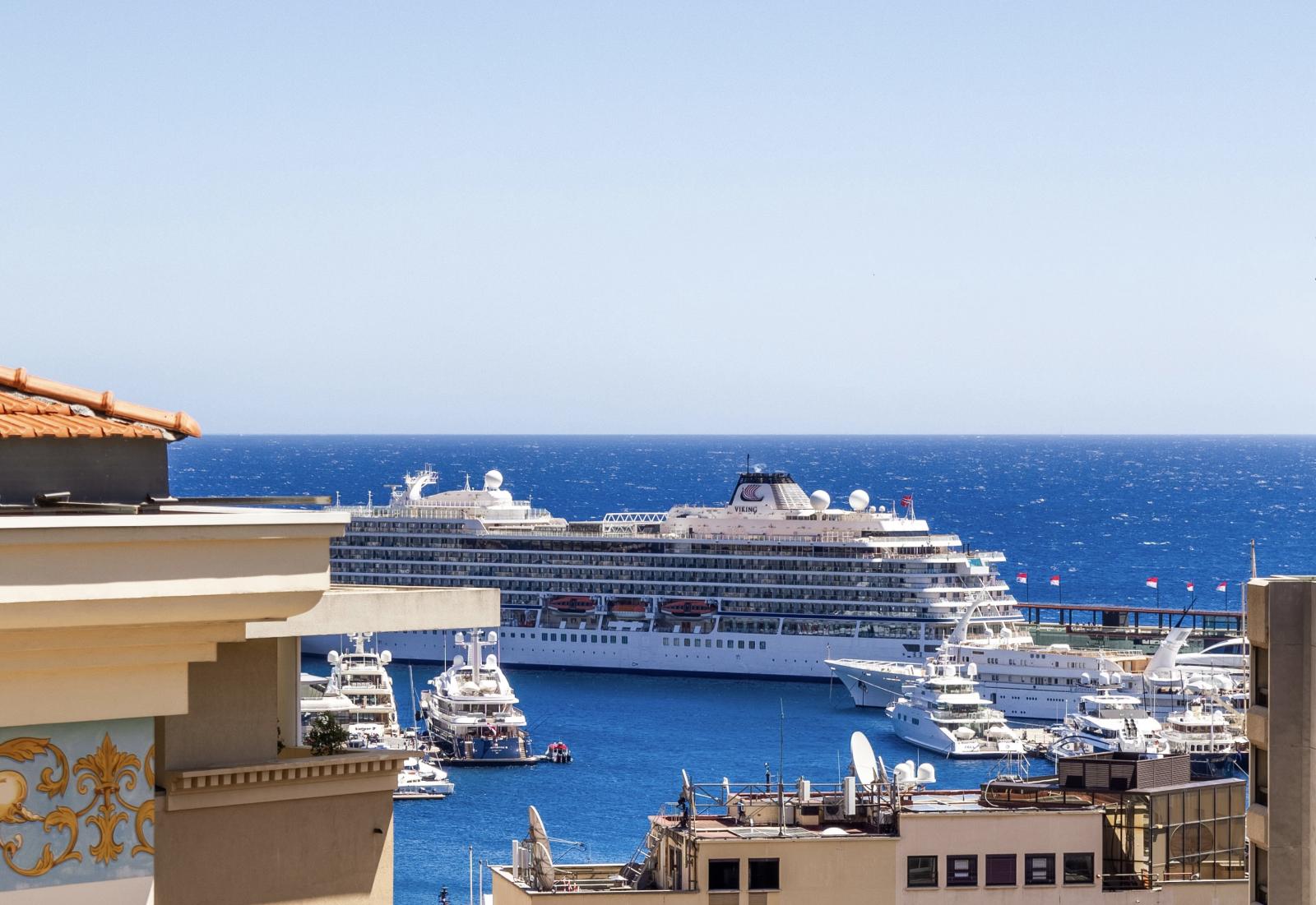 Stella: 2 Pièces avec Parking et Vue sur le Port Hercule dans Immeuble Récent