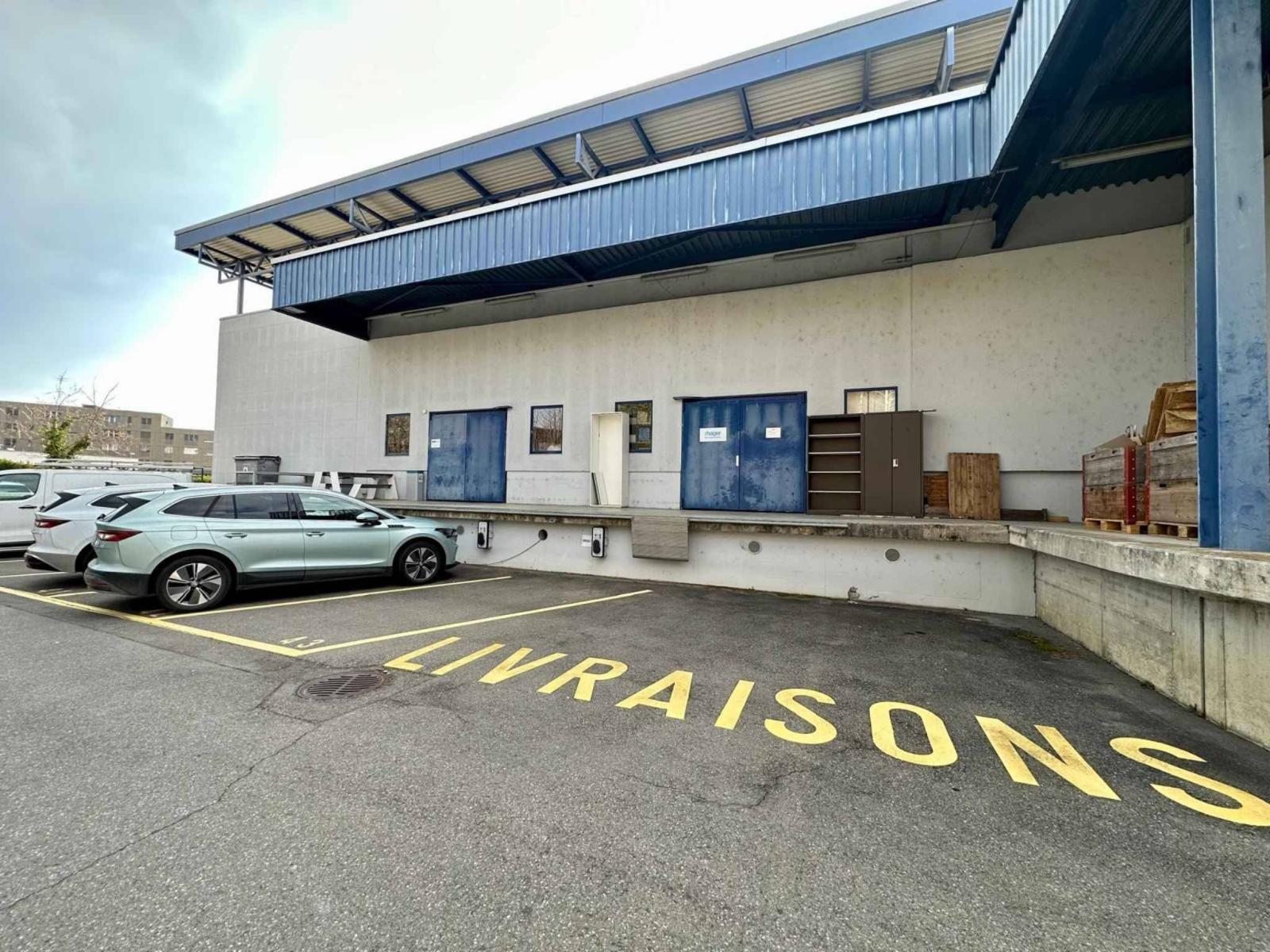 Local commercial, showroom, dépôt de 490 m2 à louer au Mont sur Lausanne