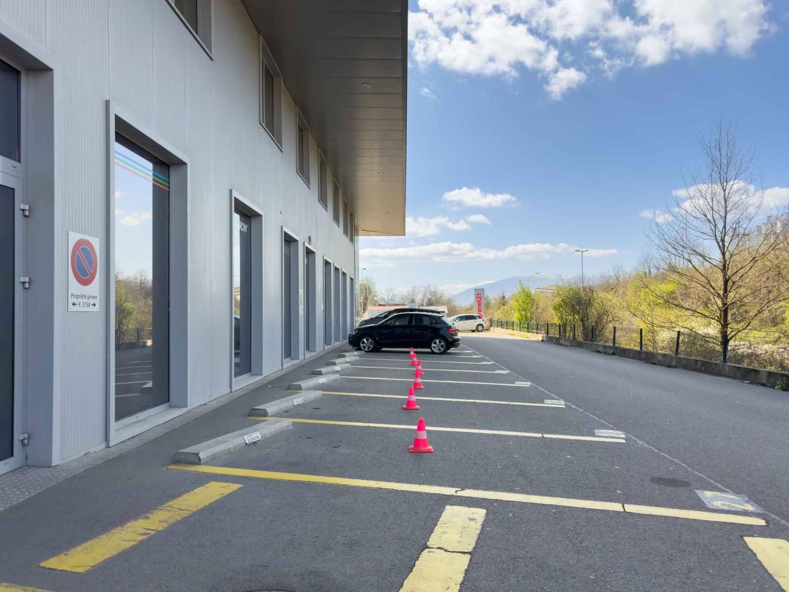 Magnifique dépôt Logistique de 1'000m² avec Quais de Déchargement