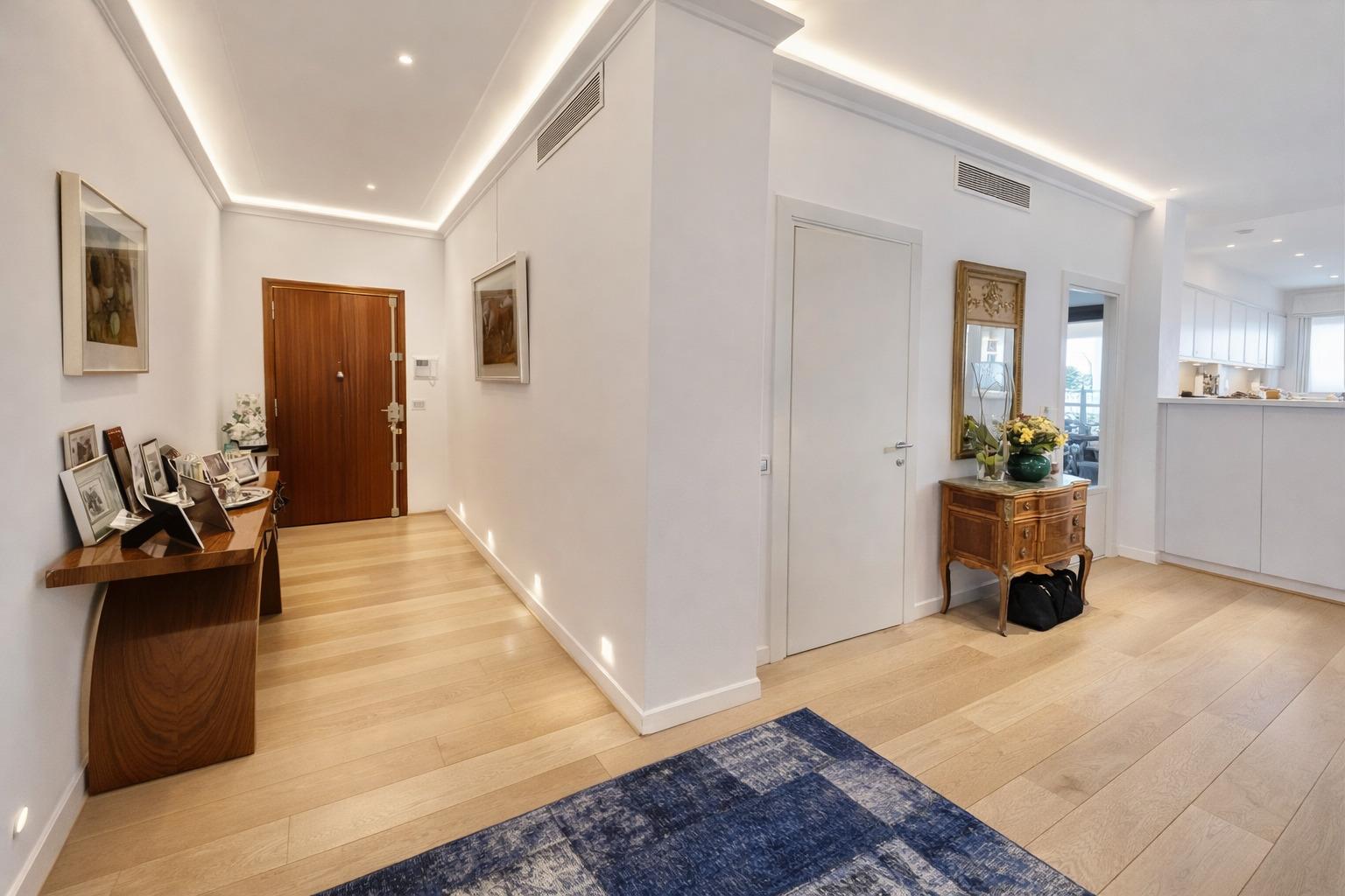 Trocadéro – Grand 2/3 pièces rénové avec vue mer, résidence avec concierge