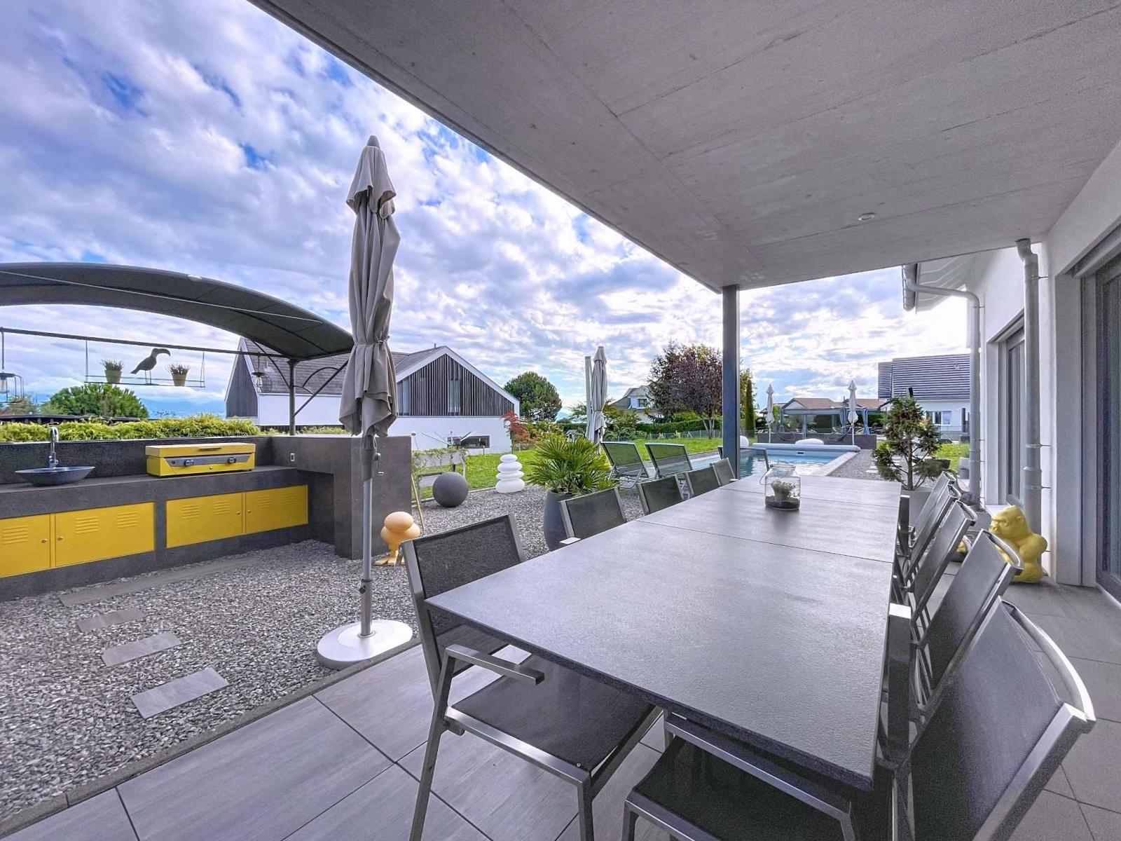 Villa individuelle moderne - jardin, piscine et vue partielle lac et Alpes