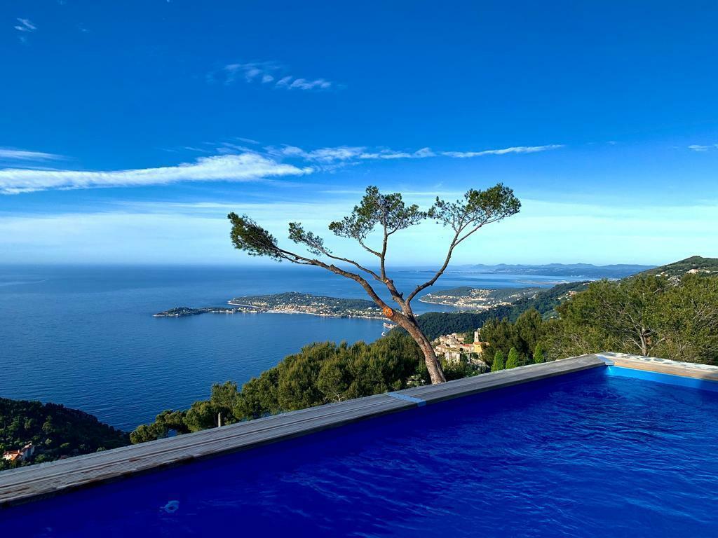 VILLA BELLEVUE SURPLOMBANT LA MER