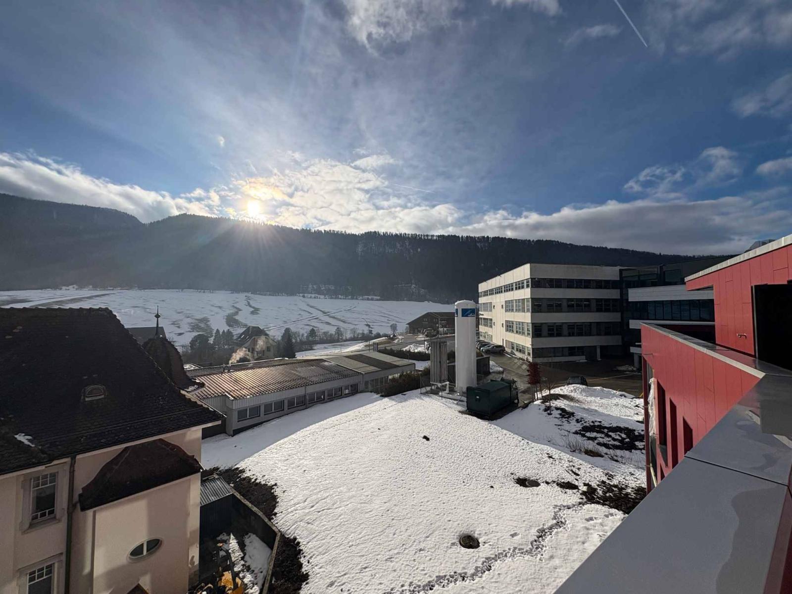 Élégant attique contemporain avec grande terrasse 