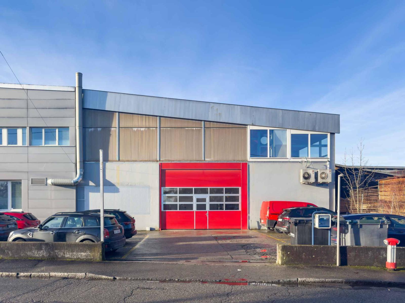 Atelier / logistique avec grande hauteur et mezzanine – Meyrin