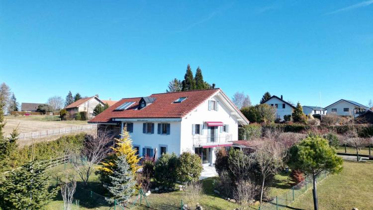 Propriété de caractère offrant trois logements et un local commercial