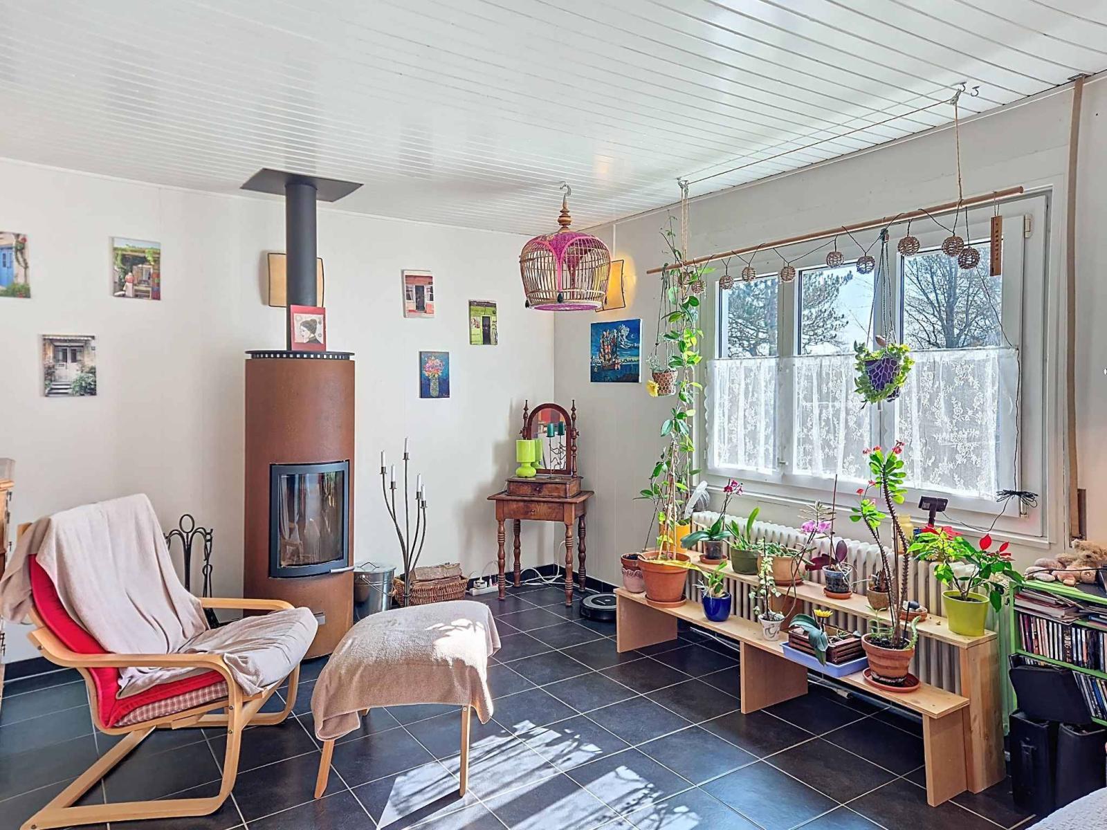 Maison individuelle lumineuse dans un cadre verdoyant