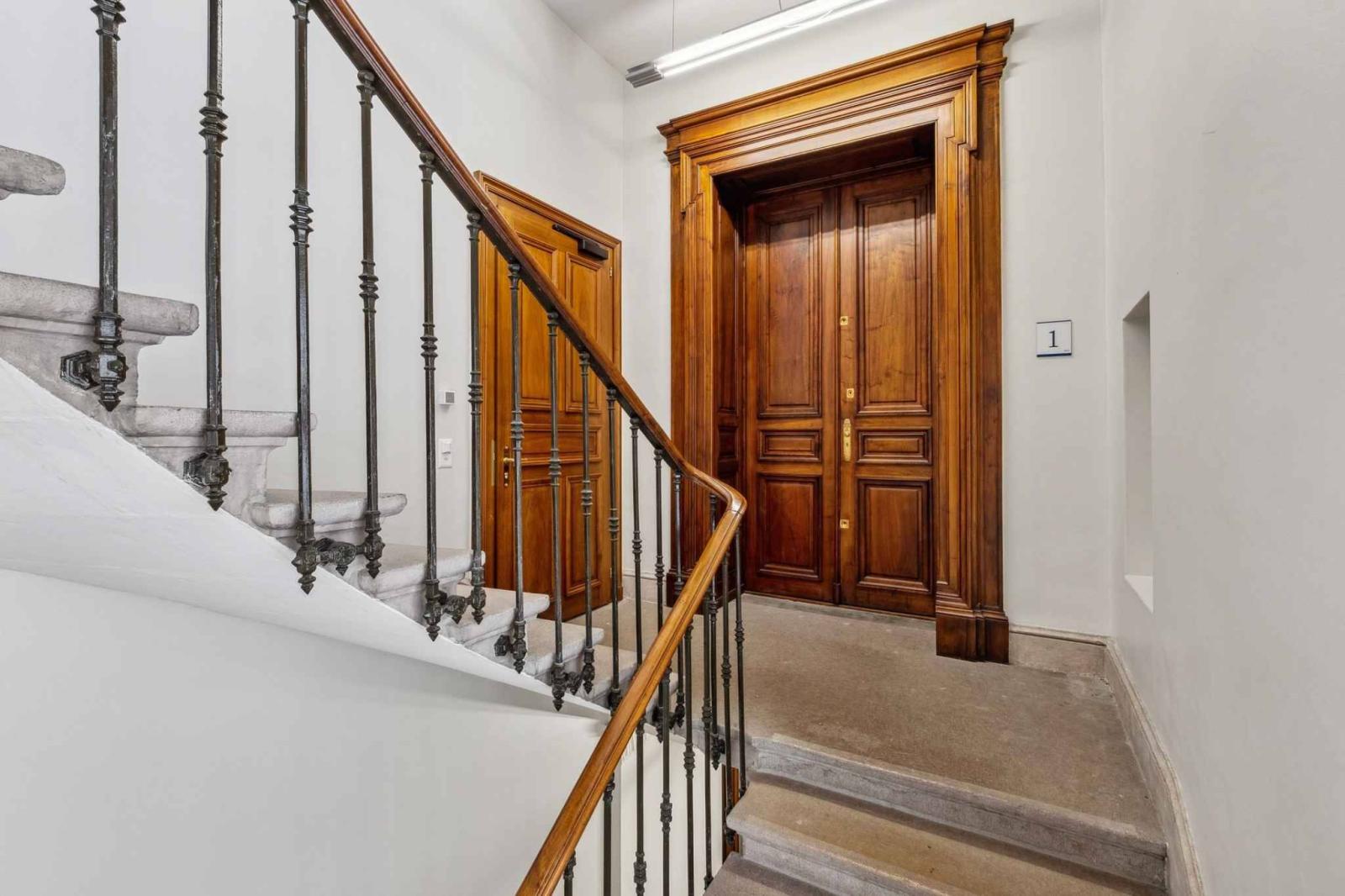 Immeuble administratif rénové de 1280m2 - Quartier des Banques
