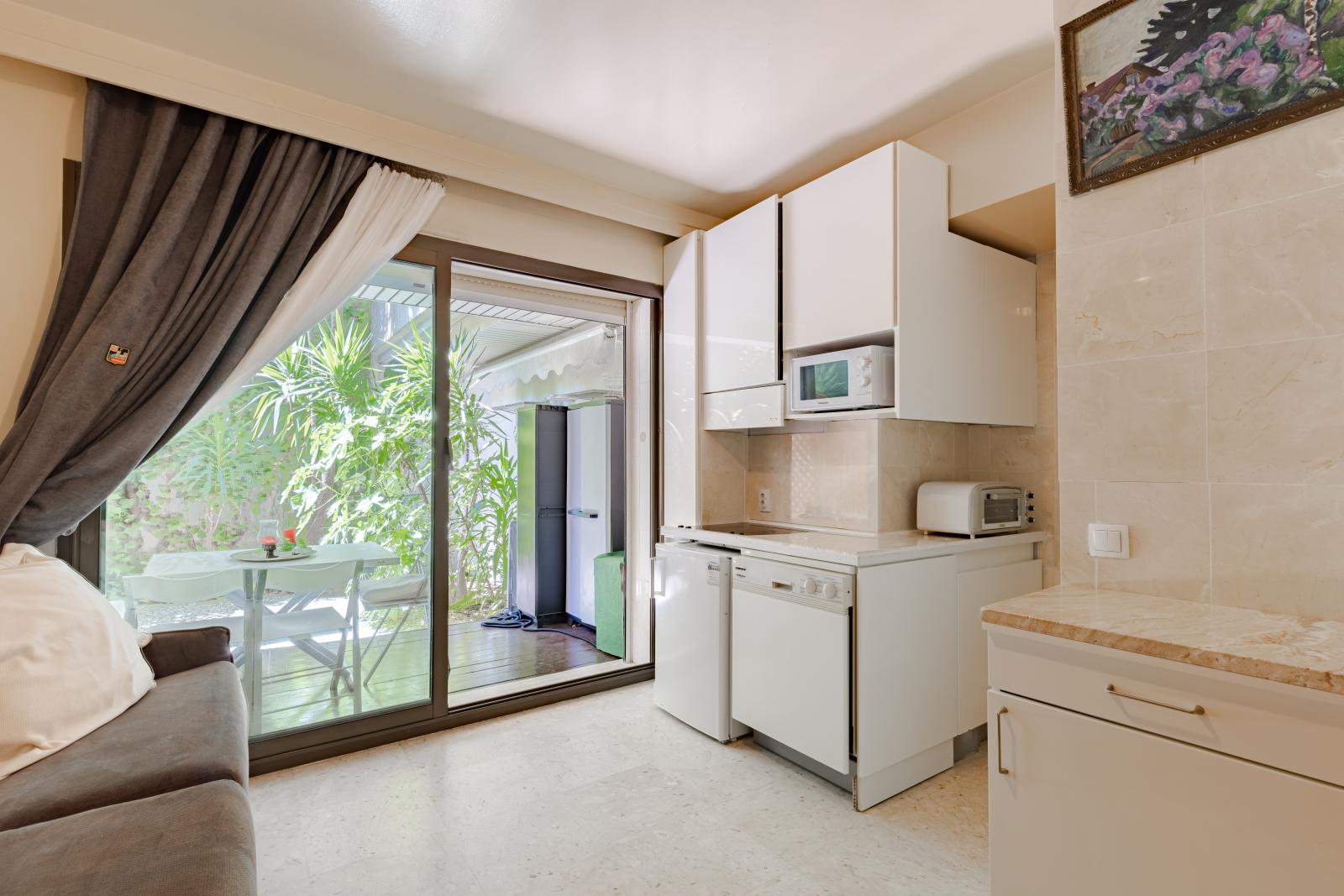 STUDIO MEUBLÉ AVEC JARDIN