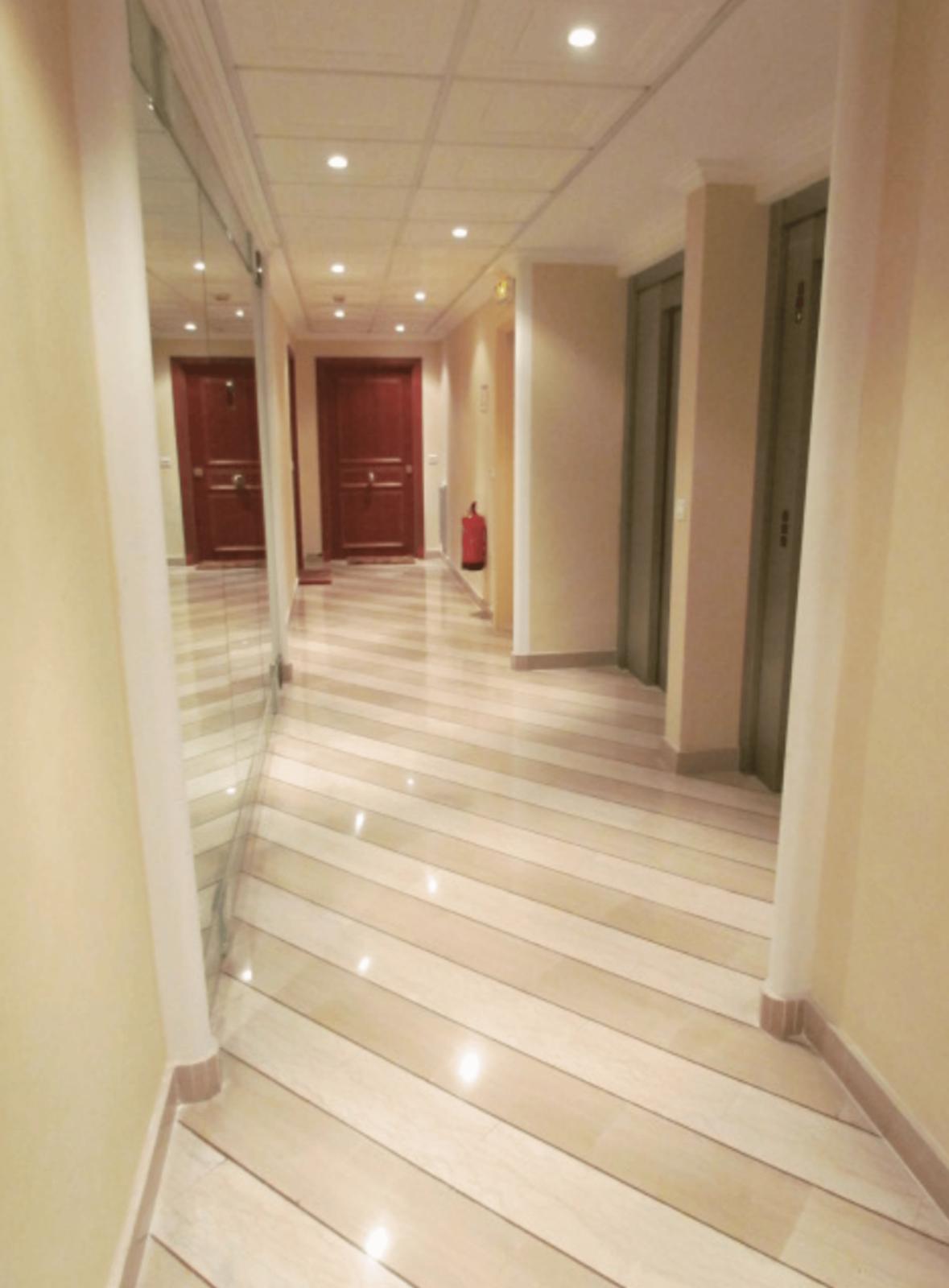 BOULEVARD D'ITALIE: grand bureau de 6 pièces en location