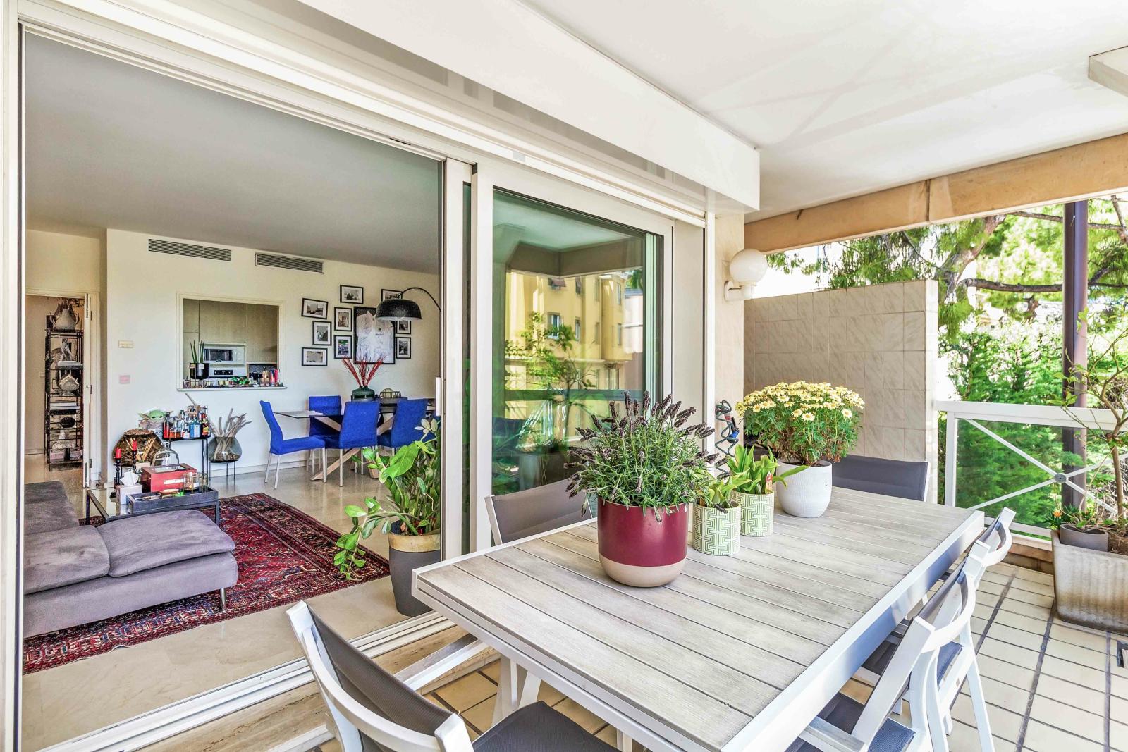 Villa Bianca: Spacieux 3 Pièces à Proximité de Mareterra avec Parking Double & Cave