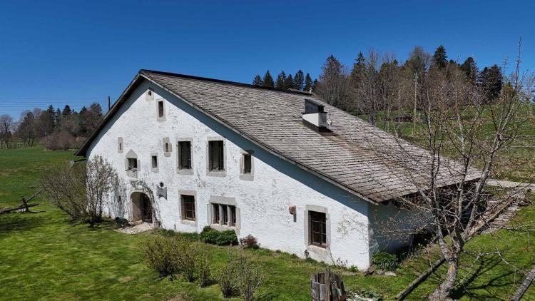 Ferme jurassienne restaurée du XVIIᵉ siècle