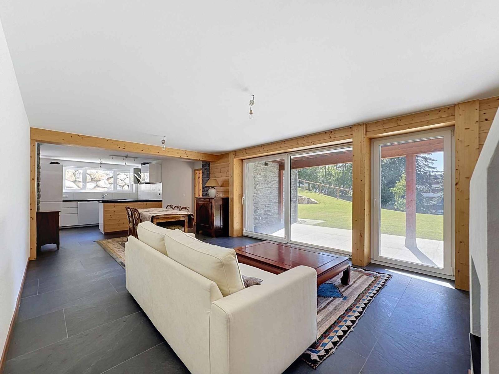 CHALET DE 15,5 PIÈCES
COMPOSÉ DE TROIS APPARTEMENTS INDÉPENDANTS