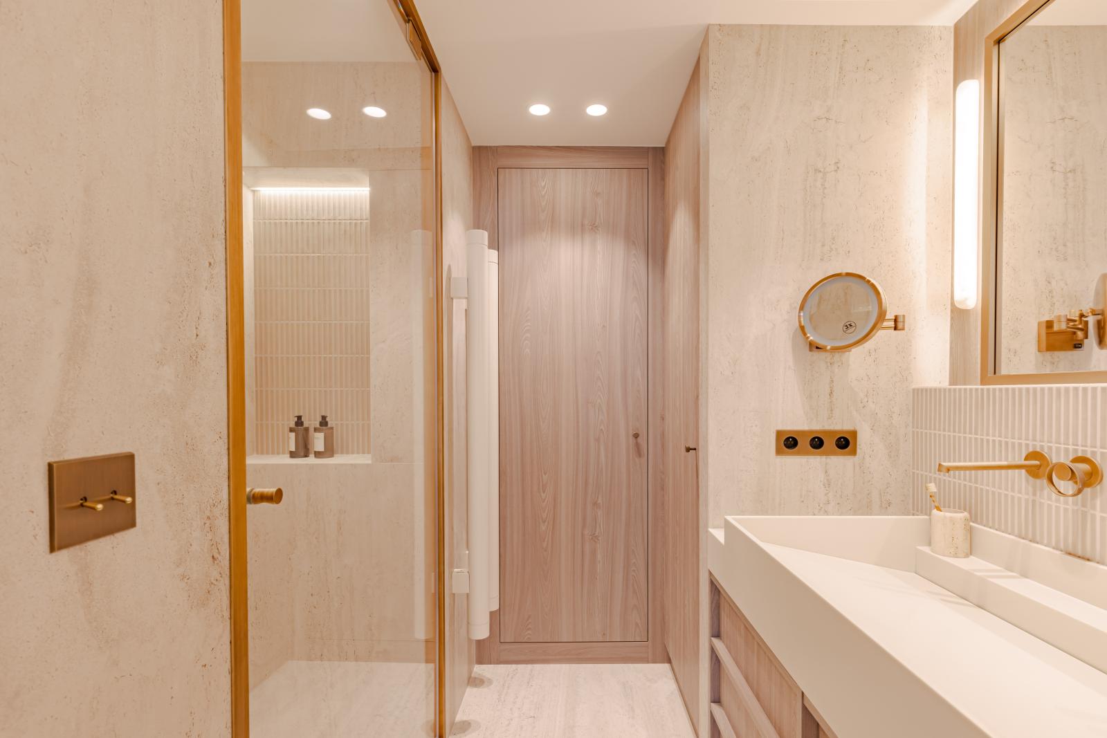 MAGNIFIQUE APPARTEMENT RENOVE AVEC VUE MER