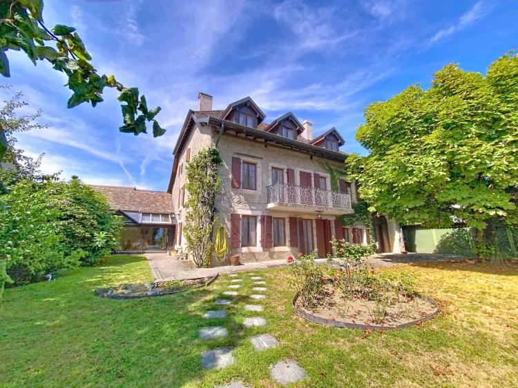 Grande maison familiale avec piscine et vaste parcelle arborisée