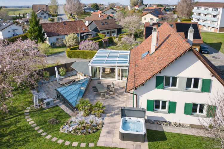 Élégante villa familiale avec piscine intérieure, sauna et hammam