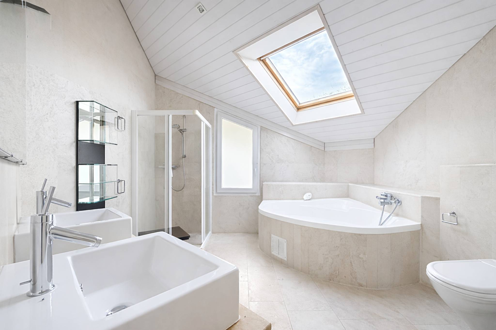 Duplex lumineux avec jardin attenant à l'ISL (Rendement ~4%)