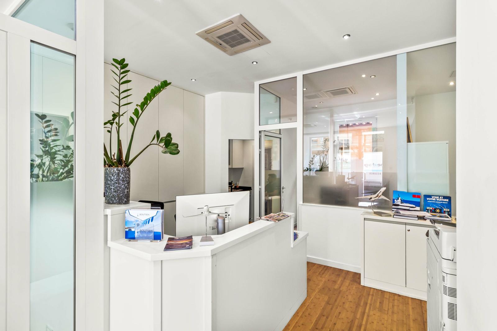 Rue Grimaldi: Murs Commerciaux avec Grandes Vitrines