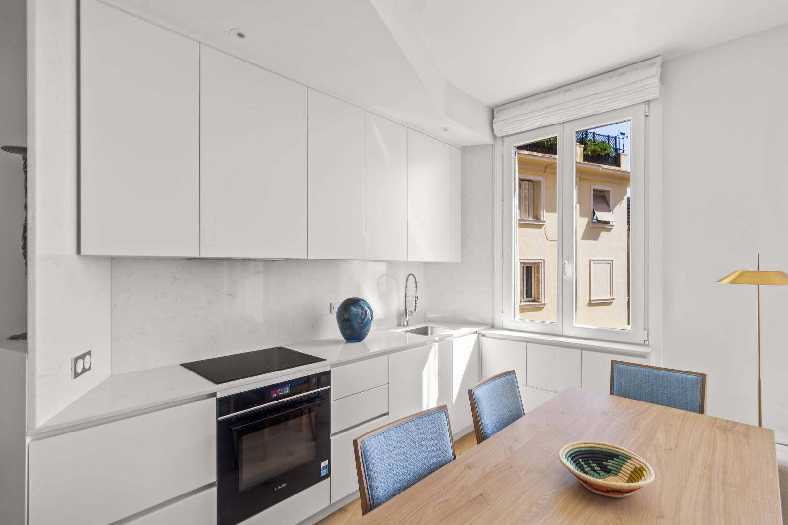 Appartement rénové de deux pièces avec une vue jusqu’à la mer