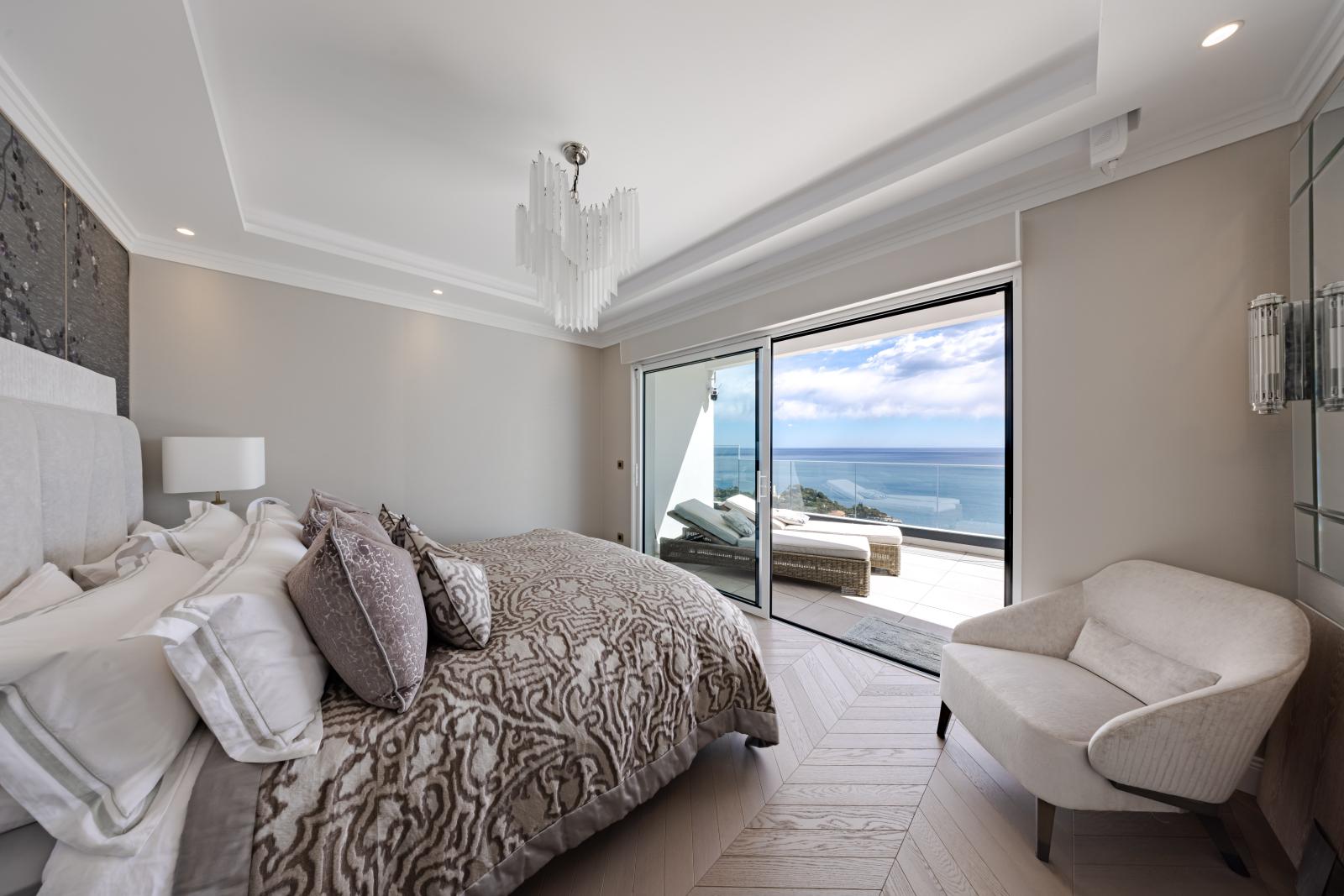 PENTHOUSE RENOVE PROCHE DE MONACO AVEC VUE MER SUR