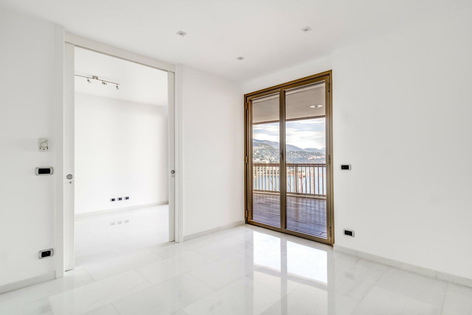 MIRABEAU : Rare appartement de 3 chambres à coucher et belle vue mer