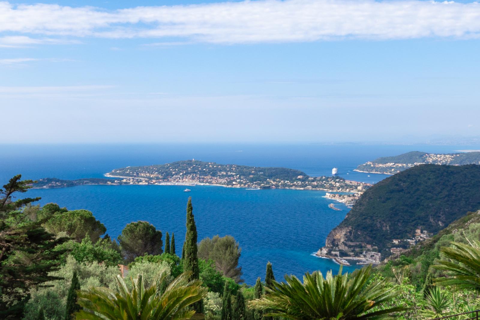 DEUX VILLAS PROCHE DE MONACO AVEC PISCINE