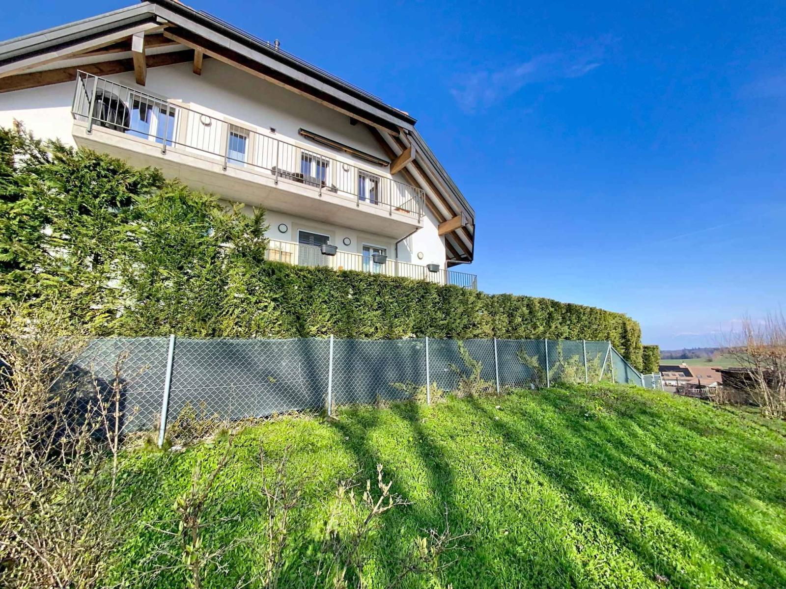 SUPERBE APPARTEMENT AVEC GRAND JARDIN, TERRASSE ET VUE SUR LE LAC ET LES ALPES
