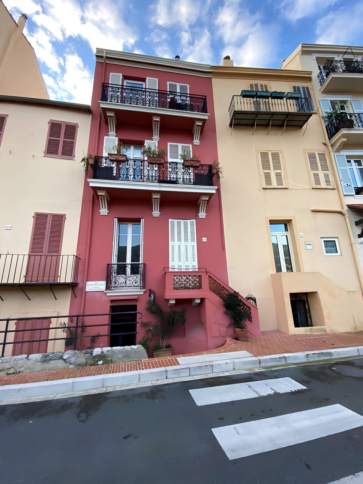 Monaco Ville: Duplex de caractère avec vues panoramiques sur Port Hercule et la mer