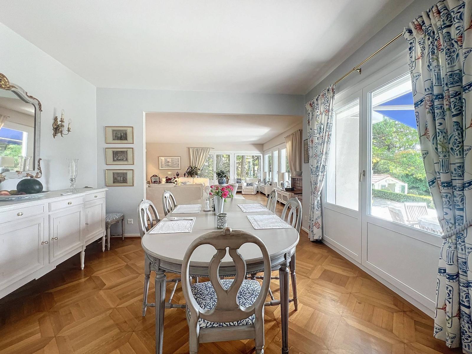 Magnifique environnement pour cette propriété avec vue sur le lac et Lausanne 