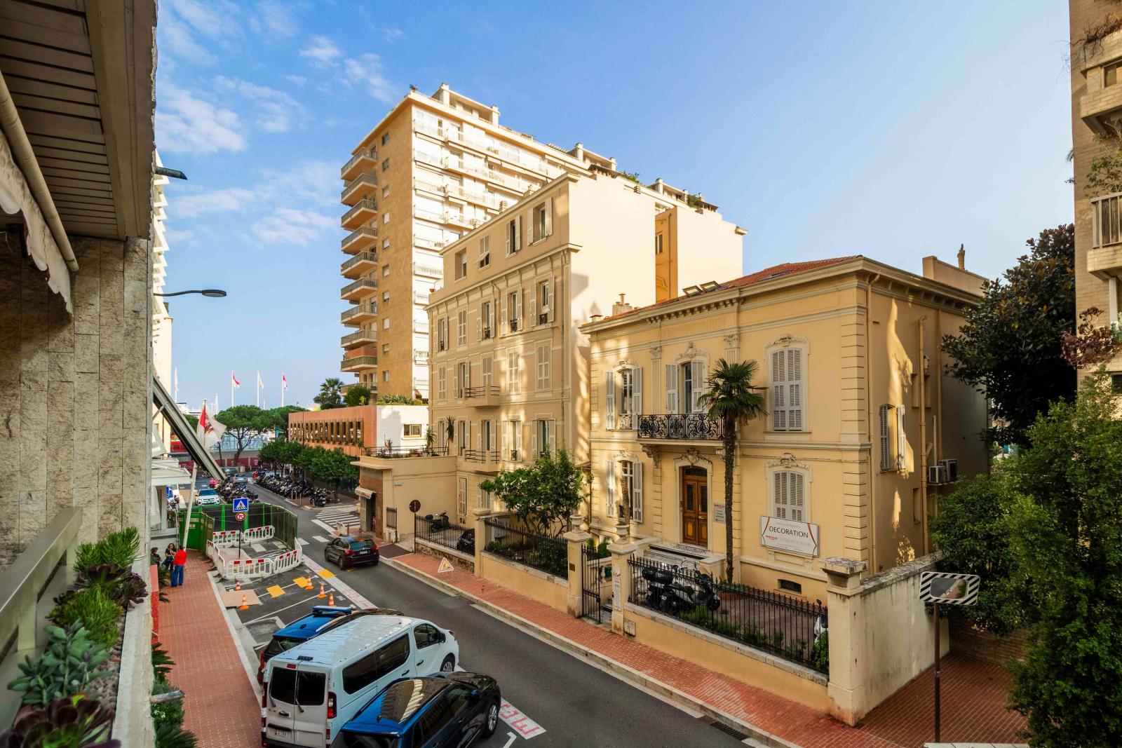 Suffren : 3 Pièces Entièrement Rénové à Usage Mixte & Parking